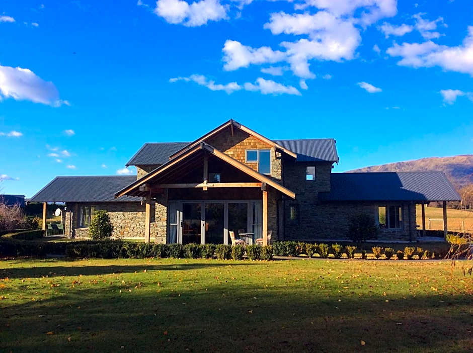 Golfcourse Road Chalets and Lodge