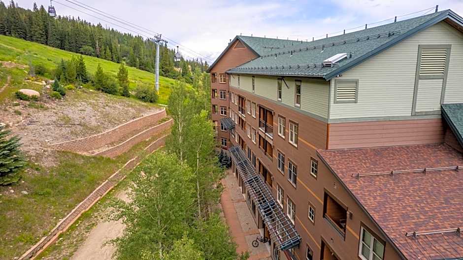 Comfy condo next to Gondola