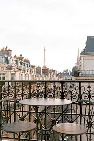 Junior Suite with Balcony - Eiffel Tower View