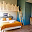 Georges Hostel & Café