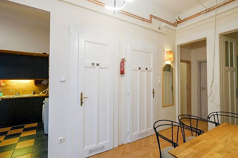 Acacia Private Rooms & Studios