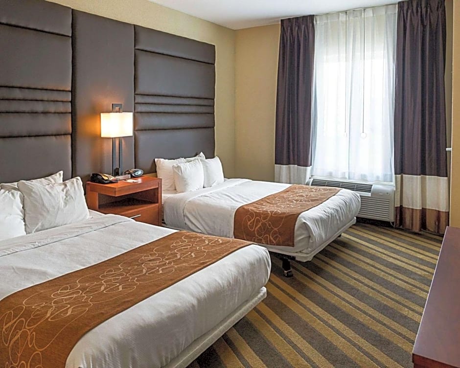 Comfort Suites near Tanger Outlet Mall
