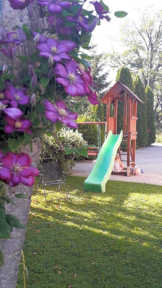 Pokoje Gościnne Pod Jaworem - obok pięknego szlaku wzdłuż rzeki Białka, 1km do stoków Kotelnica