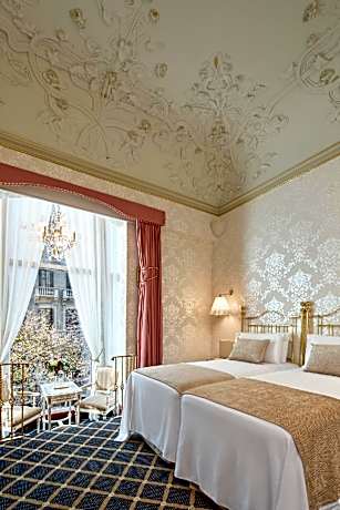 Deluxe Cave Room 204