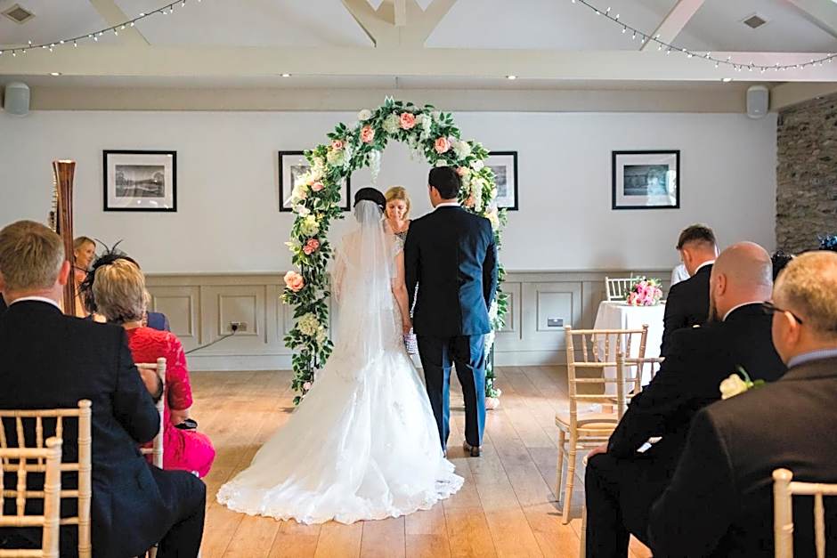 Gwesty'r Emlyn Hotel