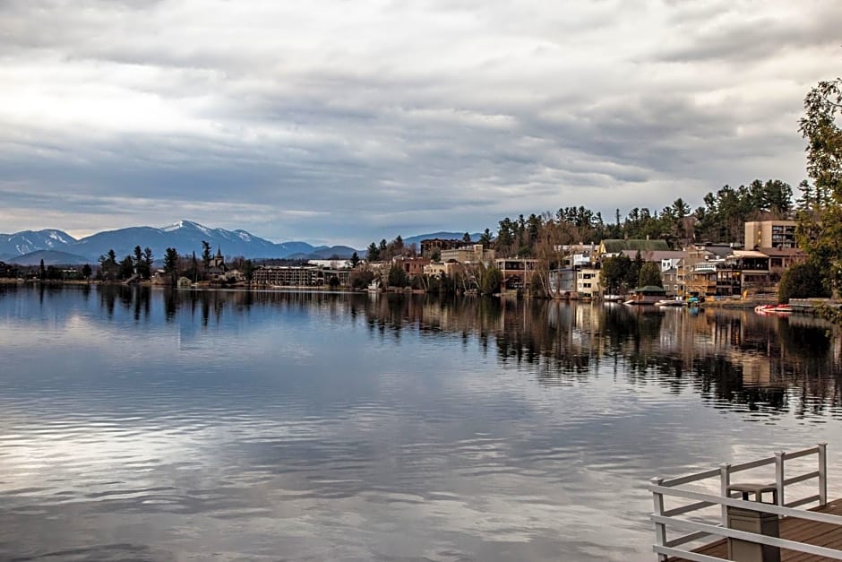 The Haus On Mirror Lake