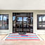 Econo Lodge Inn & Suites