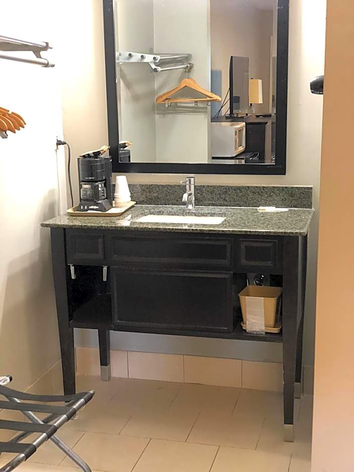 Deerfield Inn and Suites - Fairview