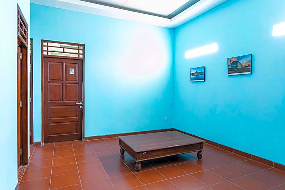 RedDoorz near Puro Mangkunegaran