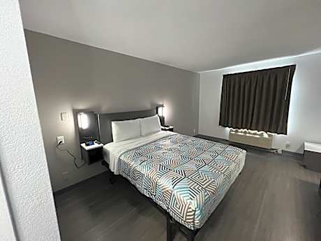 1 Queen Bed | Mobil Access Tub Nsmk Micfridg