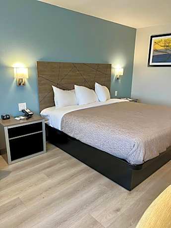 Efficiency King Suite - Non-Smoking