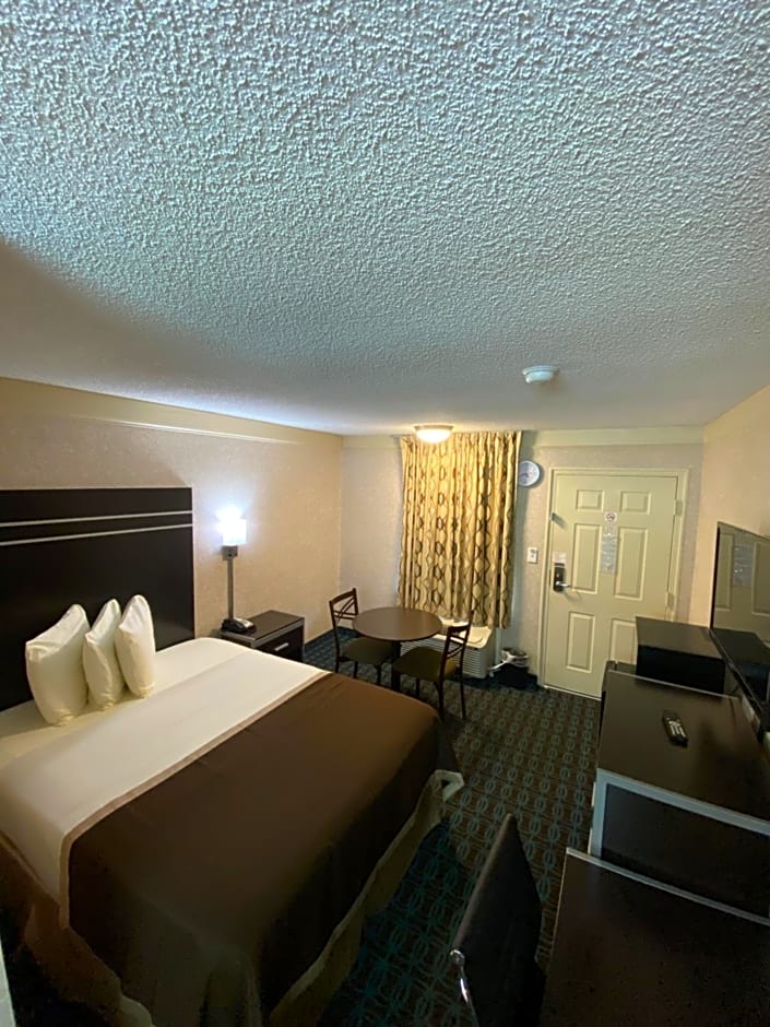 Deluxe Inn - Fayetteville I-95