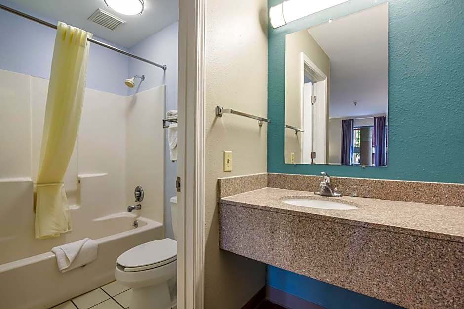 Econo Lodge Inn & Suites Brooks - Louisville South