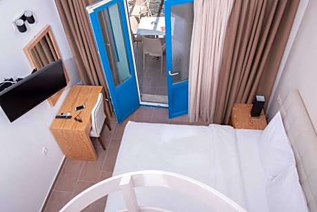 Family Room with Mountain View - Split Level