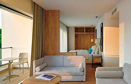 Family Room (2 Adults + 2 Children)