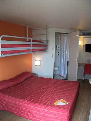 Triple Room (1 Double Bed + 1 Single Bed)