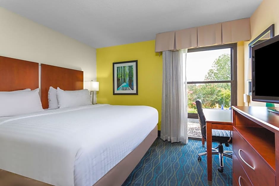 Holiday Inn Express Hotel & Suites Wilmington-University Ctr