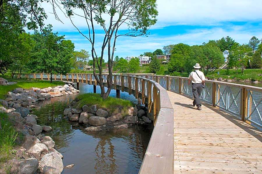 6 people, free parking, 1 minute river, Quebec city centre