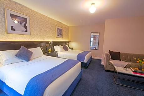 Junior Suite 2 Queen Beds & Sofa Bed