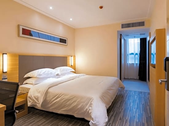 Guangwan Hotel (Guangzhou Zhongshan 8th Road Metro Station)