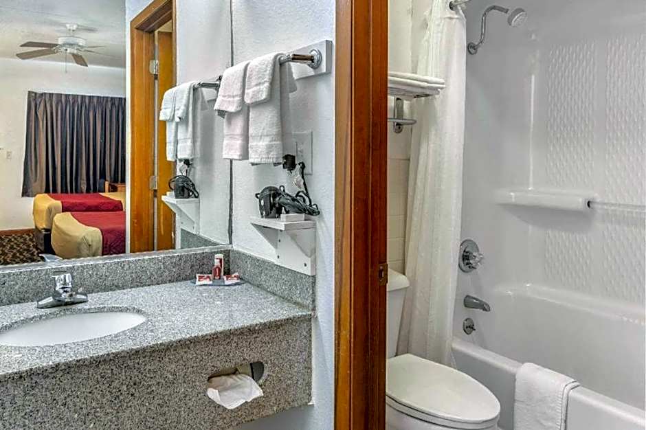 Econo Lodge Inn & Suites