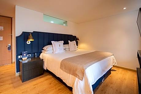 Deluxe King Balcony Room