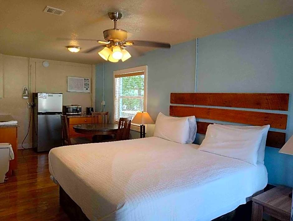 Captain Pips at Knights Key Inn