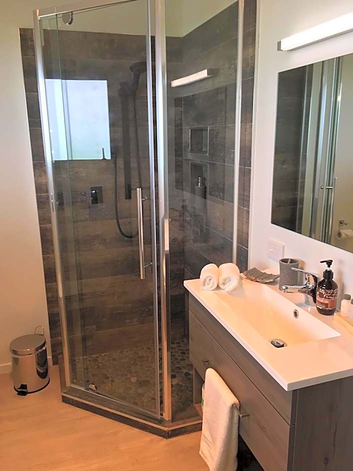 Baycourt Lakefront Motel