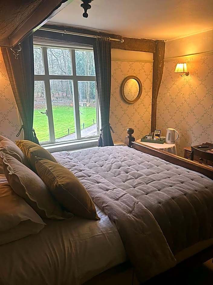 Ravenwood Hall Hotel