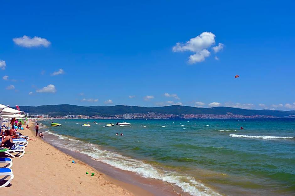 Lotus Family Hotel - Free Parking