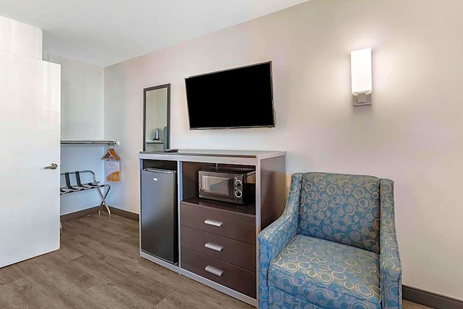 Photo 1 of 12 of 1 Queen Bed, Accessible