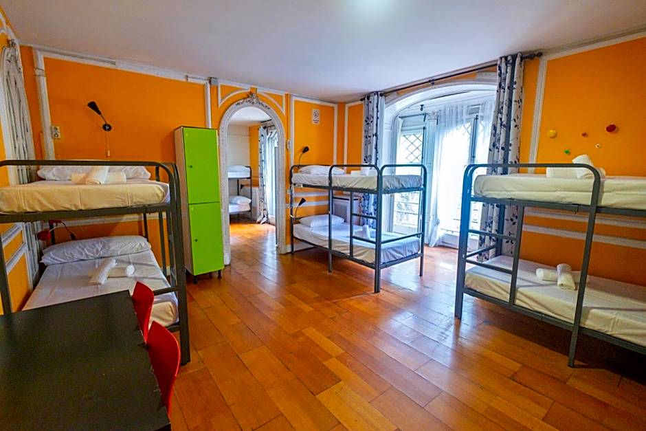 Diagonal House Hostel