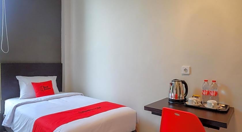 RedDoorz Plus near Solo Baru
