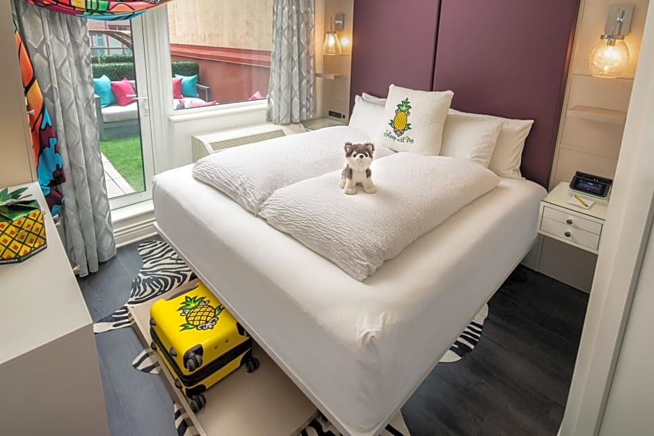Staypineapple, An Artful Hotel, Midtown