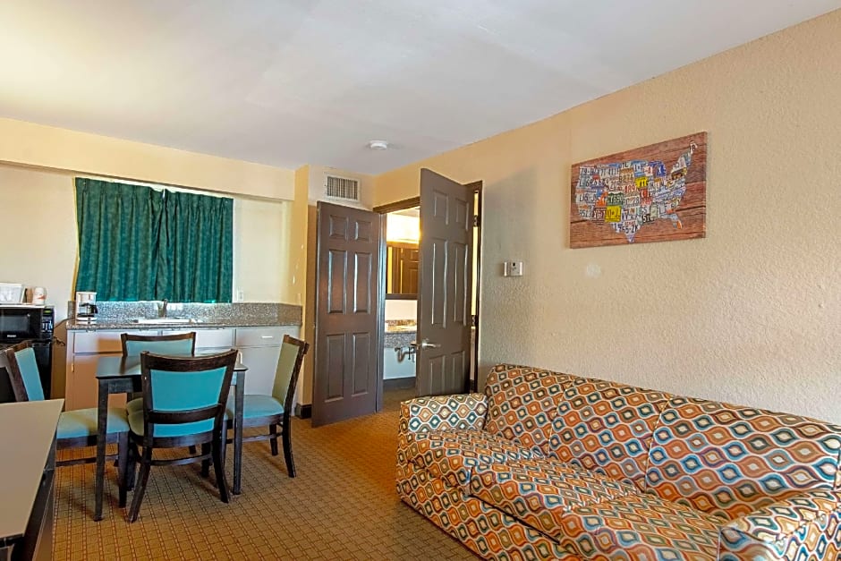 Econo Lodge Inn & Suites