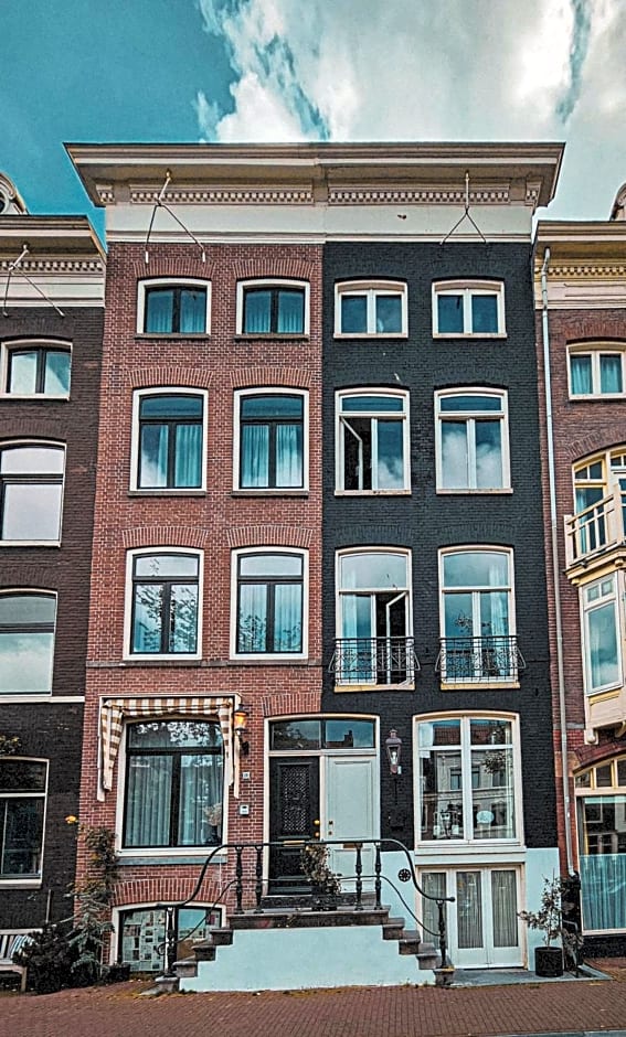 JoyJoyJoy the Black Beauty ecolicious studio in a canal house with French balcony with view on the canals