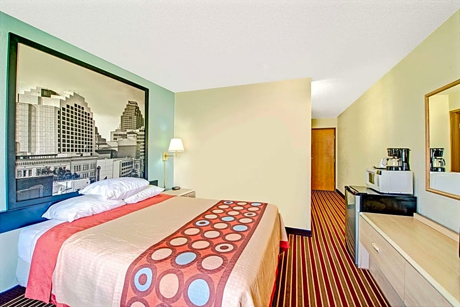 Super 8 by Wyndham San Antonio/Fiesta