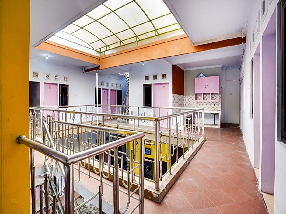 Spot On 91626 Rr Kost Putri Syariah 