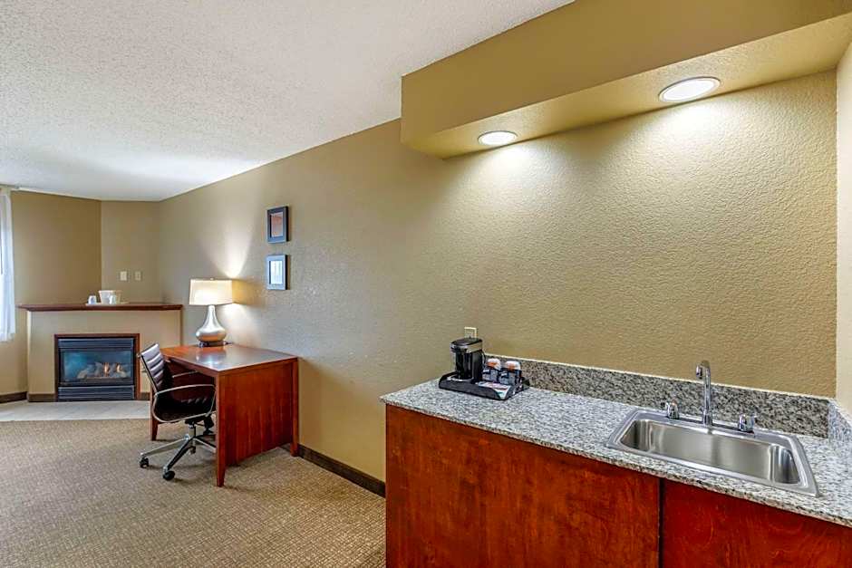 Comfort Inn and Suites Jackson - West Bend