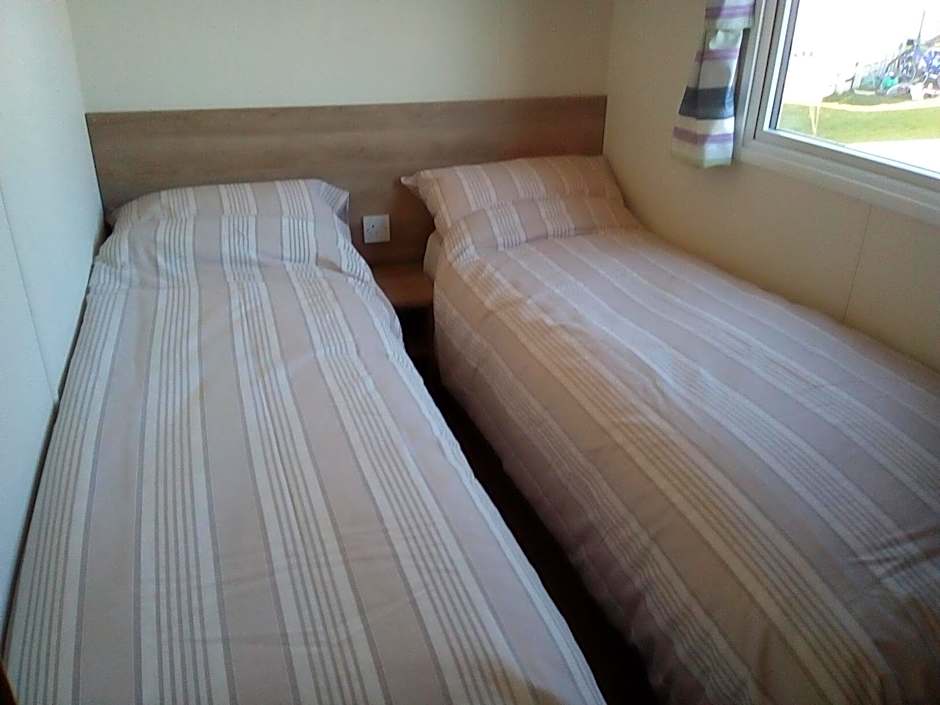 Premium Accomodation with Hot Tub, Tattershall Lakes Country Park