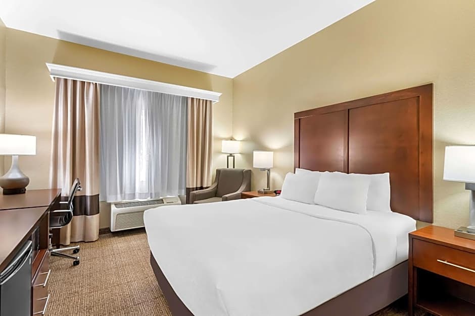 Comfort Inn & Suites Near University of Wyoming