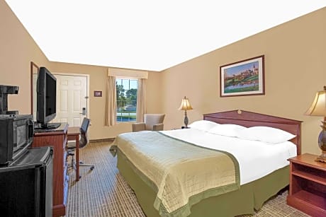 1 King Bed Non-Smoking