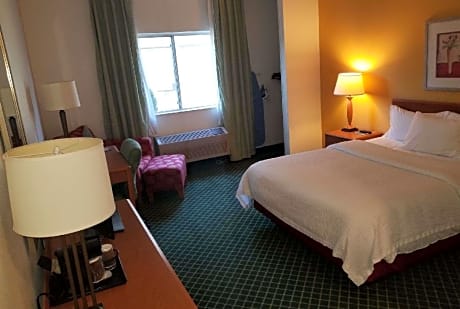 1 Queen Bed Deluxe Mobility Accessible Room Non-Smoking
