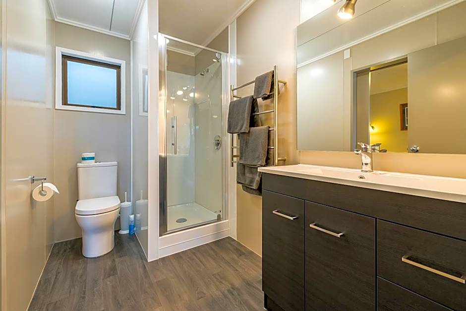 Lakeside Motel & Apartments