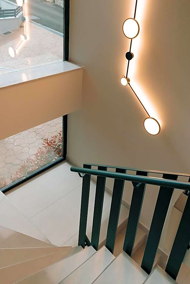 AKROTHEA suites & lounge