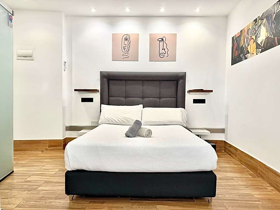 Ilustre - City-View Rooms with AC in Málaga's Old Town - Steps from Calle Larios and the Thyssen