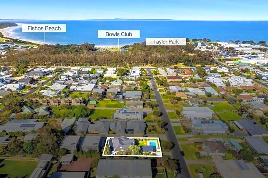 Torquay Springs with pool 600m to beach