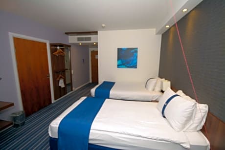 Standard Twin Room with Free Hot Breakfast - Accessible