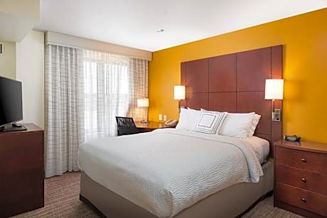 Studio King Suite with Sofa Bed - Mobility Accessible with Tub