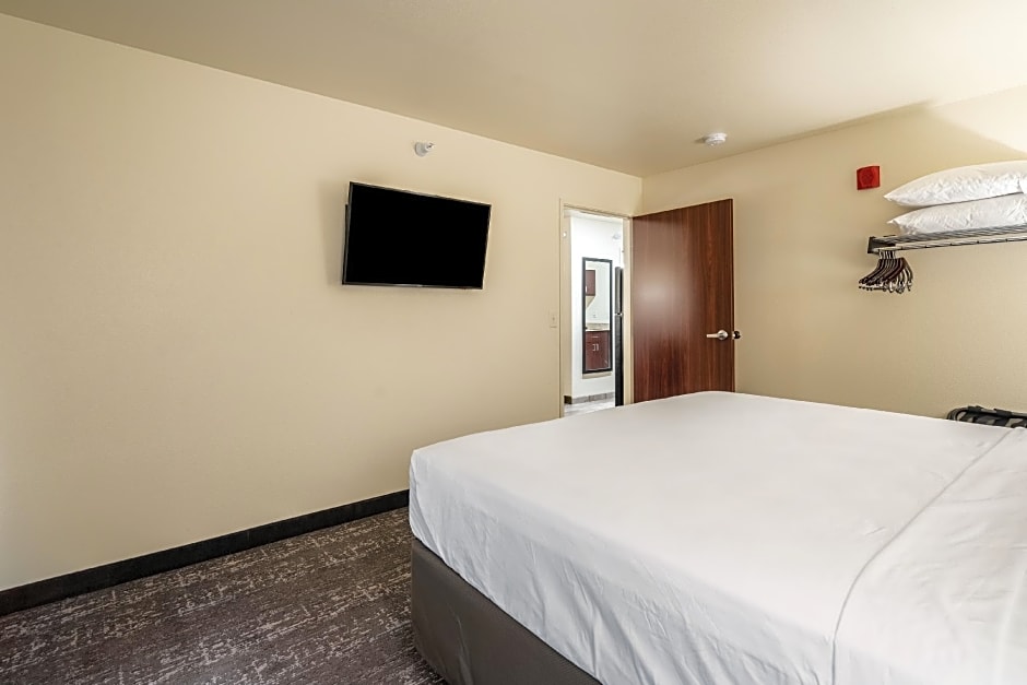Photo 1 of 6 of Extended Stay 1 King Bed Guestroom